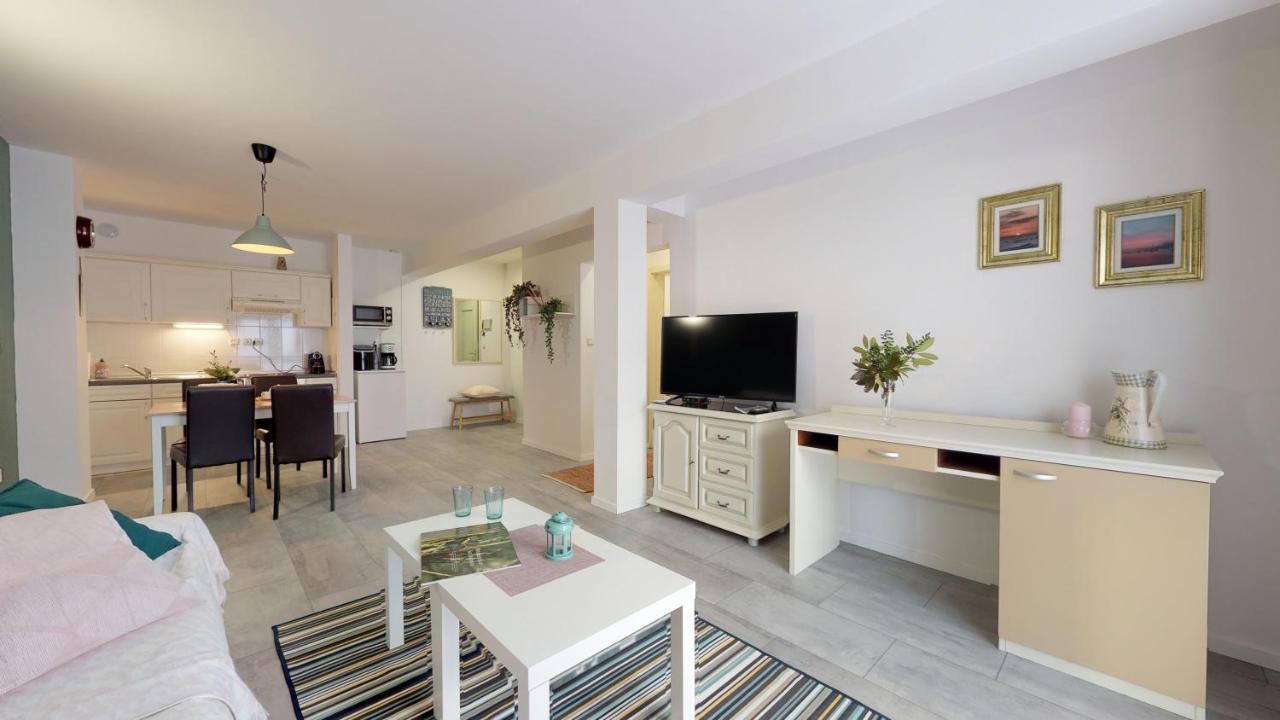 Mirta Deluxe: Seaside Serenity Apartment